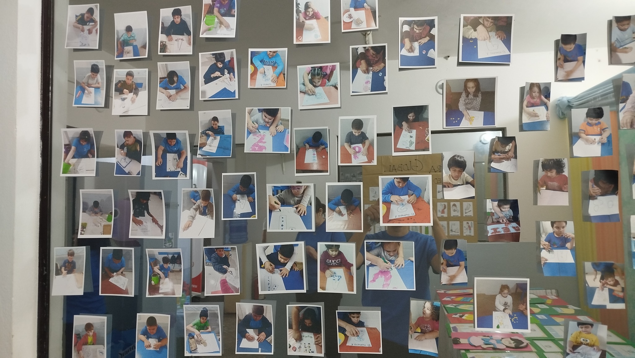 Mural de fotos de actividades de los estudiantes